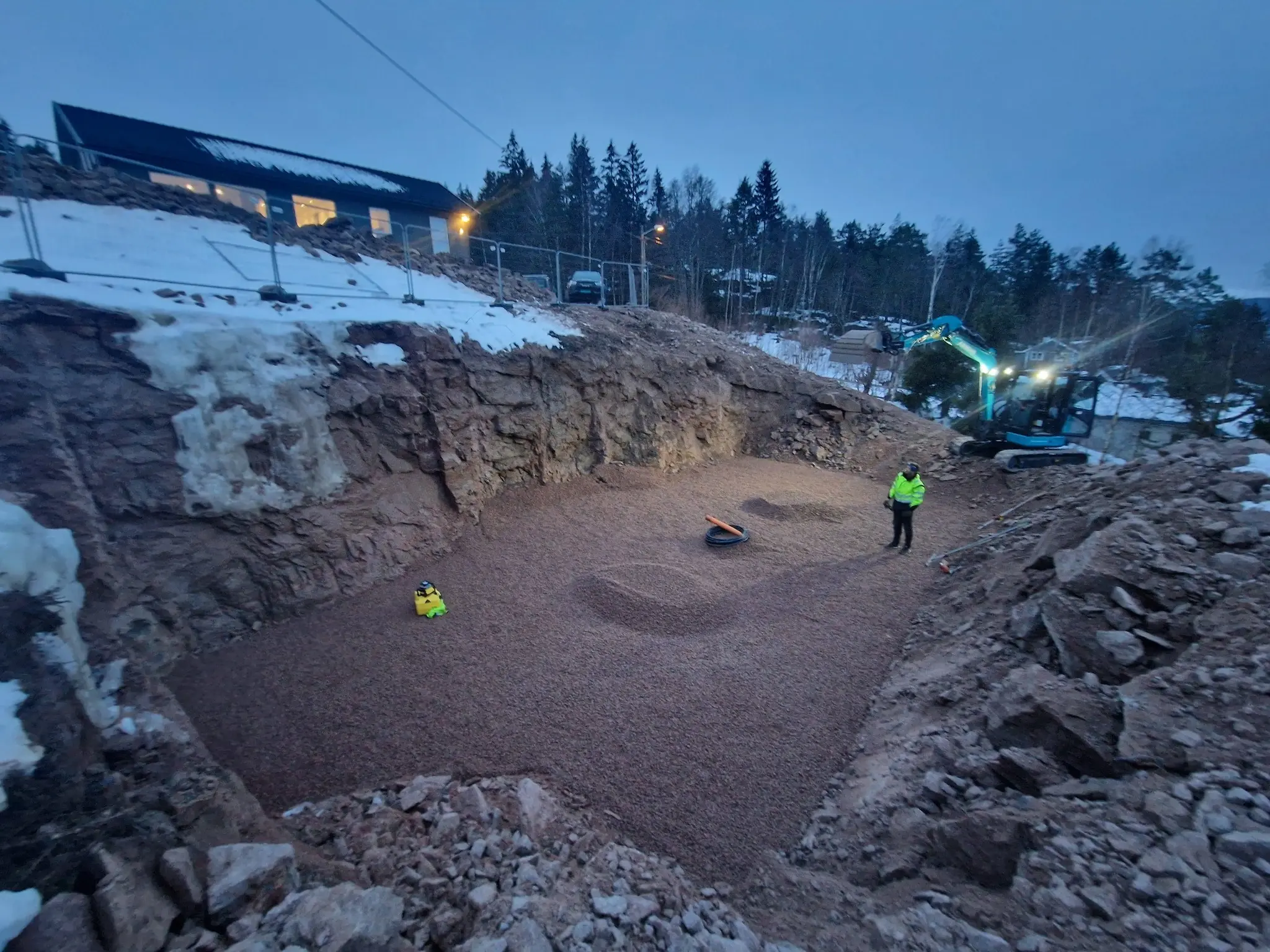 Graving av stor tomt, kveldsarbeid