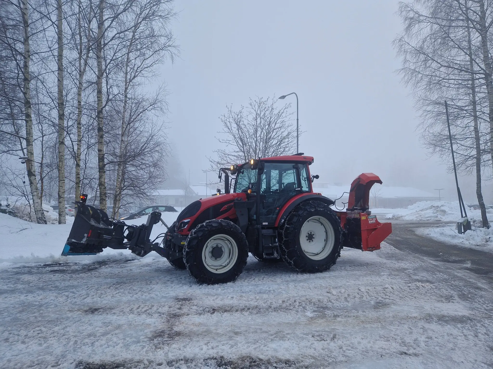 Traktor med snøplog og feiebom